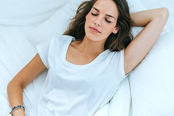 Prendre l’habitude de respecter ses heures de sommeil peut avoir un impact positif sur l'éclat de la peau.