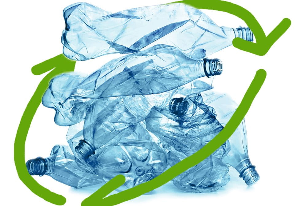 En hög av kasserade plastflaskor omgiven av en stiliserad återvinningssymbol.