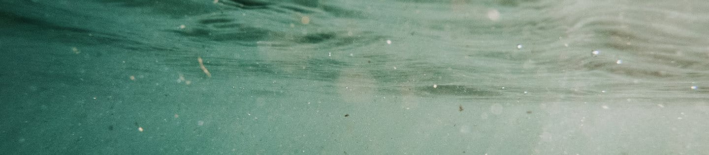 Mikroplastik schwimmt in Wasser