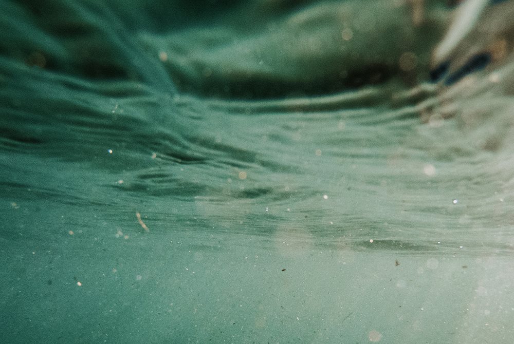 Im Wasser treibendes Mikroplastik