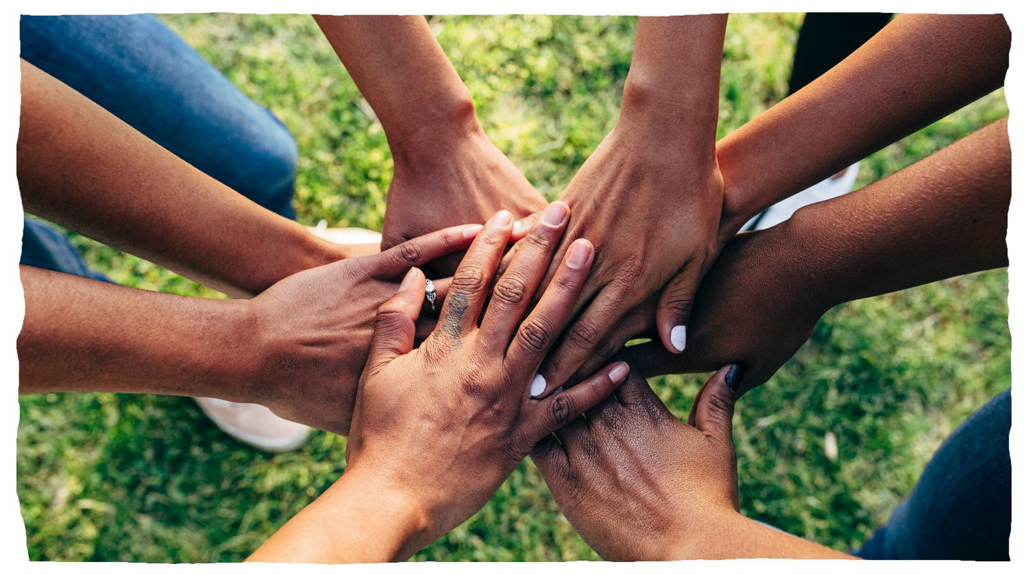 Mensen die hun handen in een cirkel samenvoegen, wat staat voor teamwork.