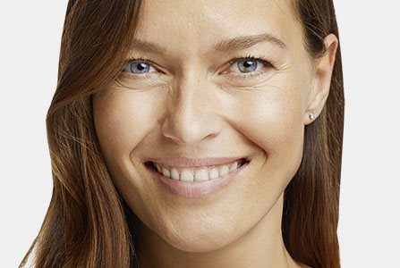 Mujer sonriendo con piel joven y radiante