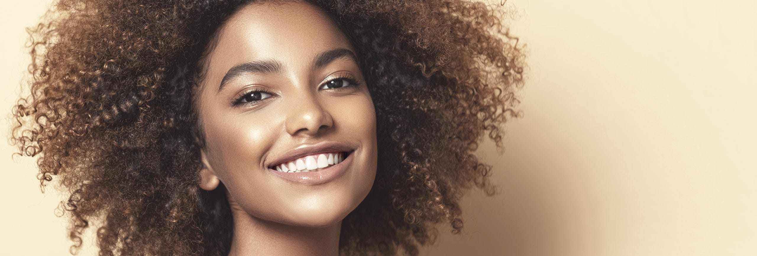 Mujer con piel sana y melanina equilibrada