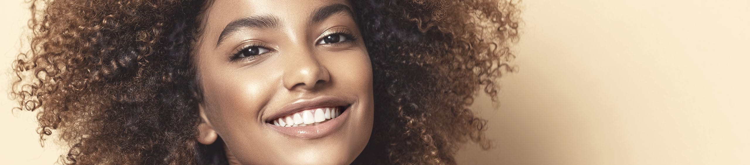 Mujer con piel sana y melanina equilibrada