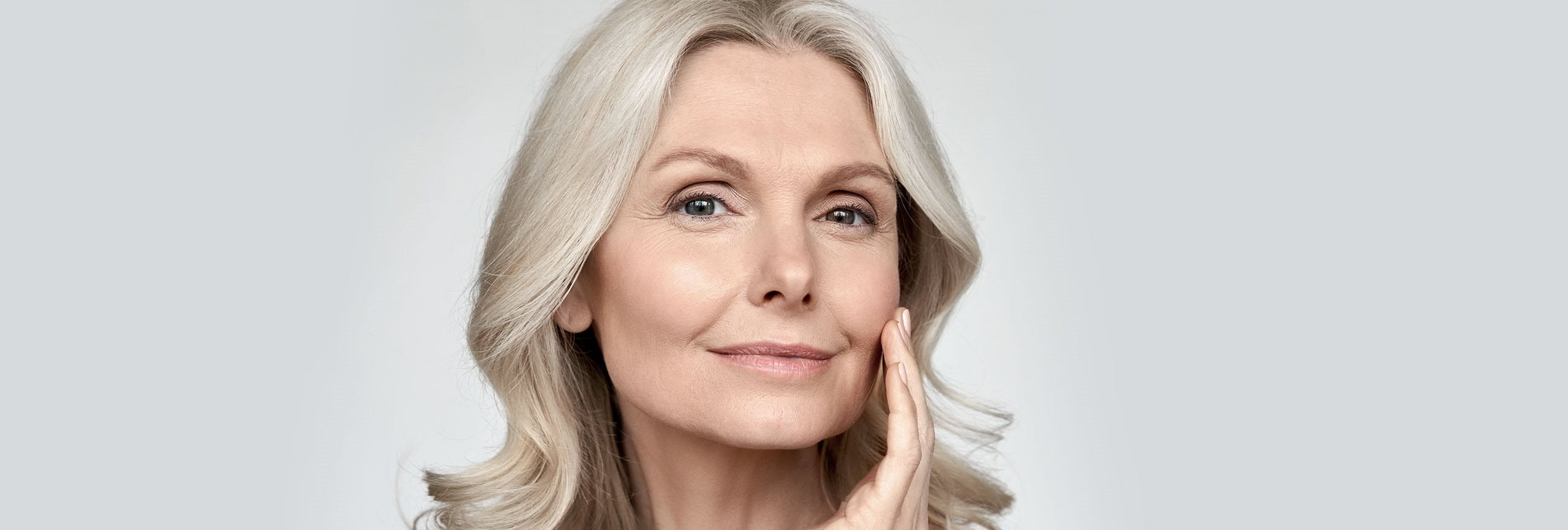 Mujer mayor tocándose la cara