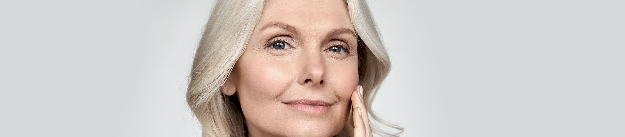 Mujer mayor tocándose la cara