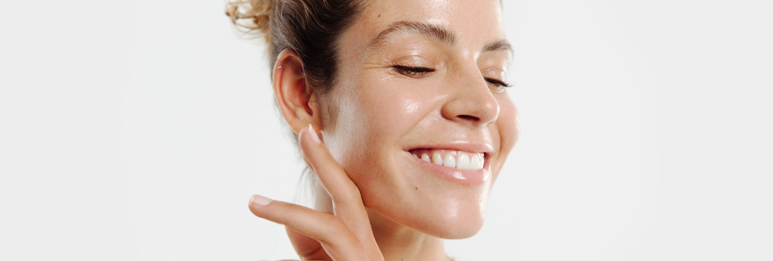 Mujer identificando los distintos tipos de piel en las diferentes partes del cuerpo