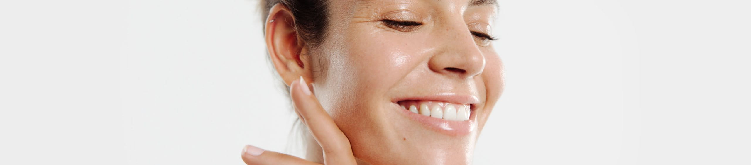 Mujer identificando los distintos tipos de piel en las diferentes partes del cuerpo