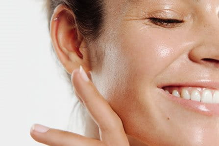 Mujer identificando los distintos tipos de piel en las diferentes partes del cuerpo