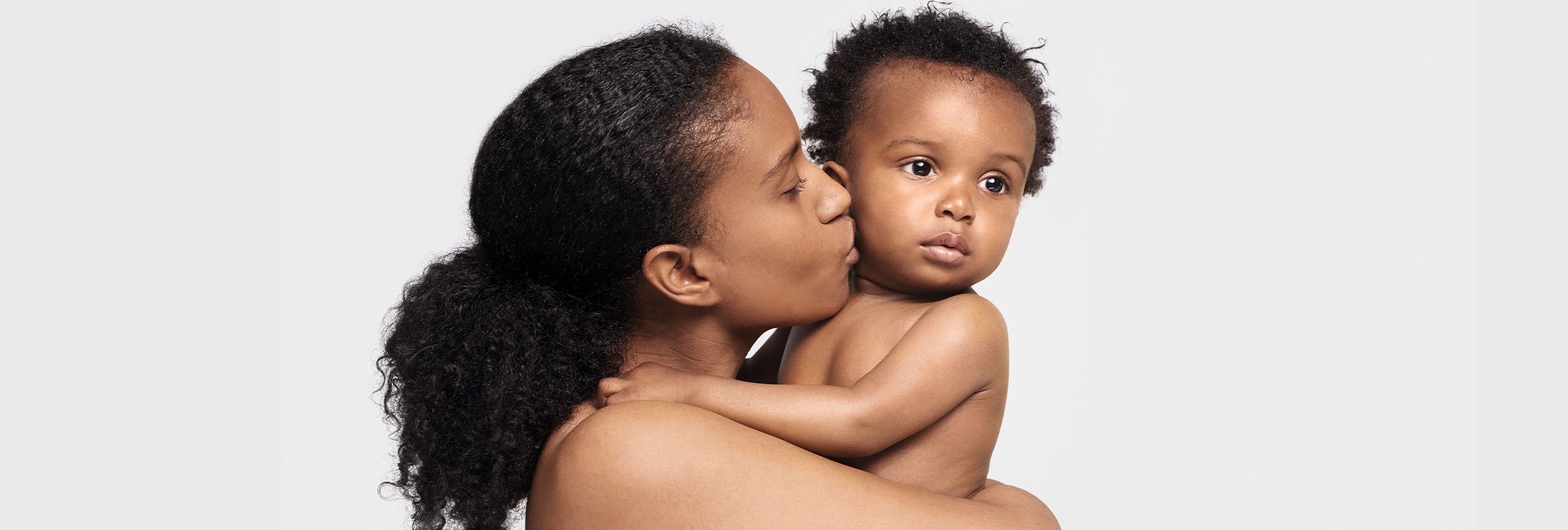 Madre comprendiendo la piel de su bebé y cuidándola