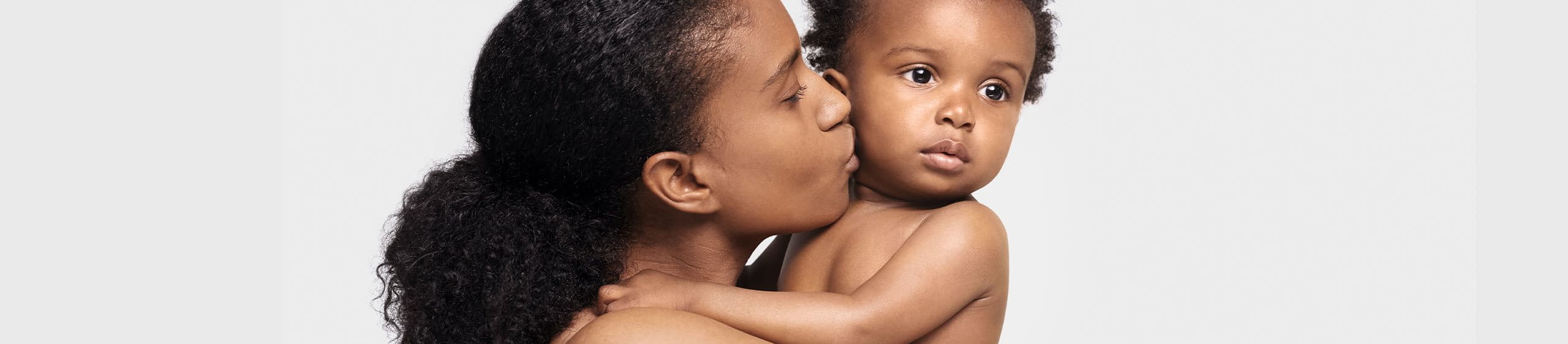 Madre comprendiendo la piel de su bebé y cuidándola