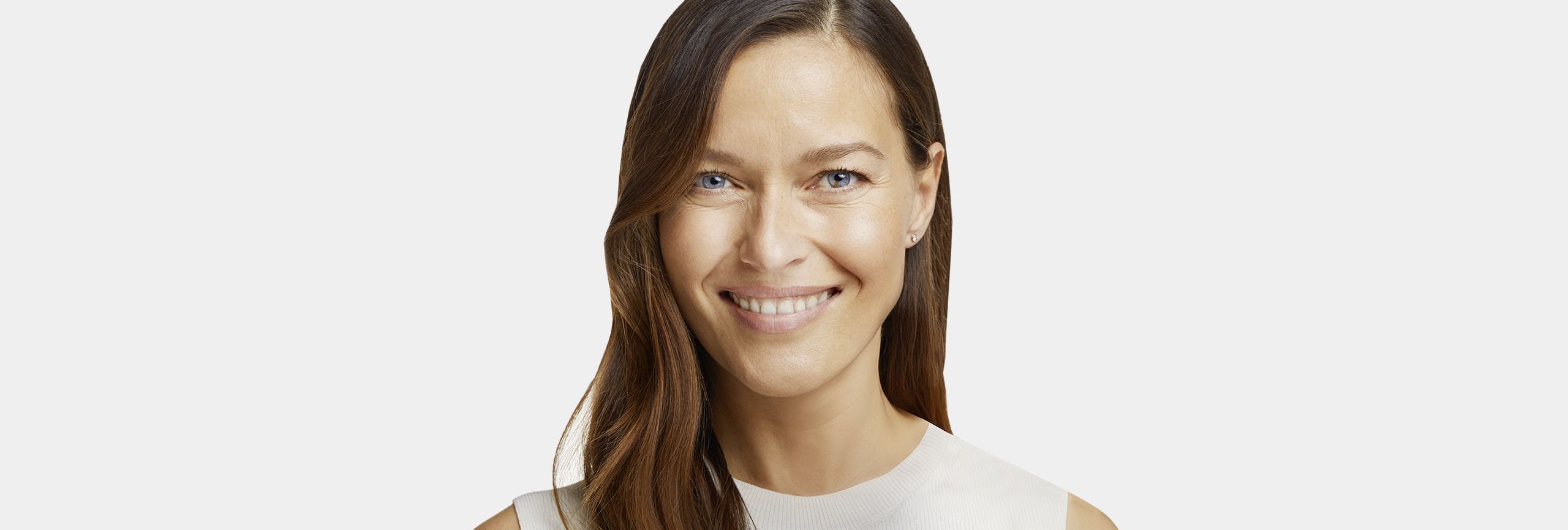 Mujer con piel libre de arrugas y líneas de expresión