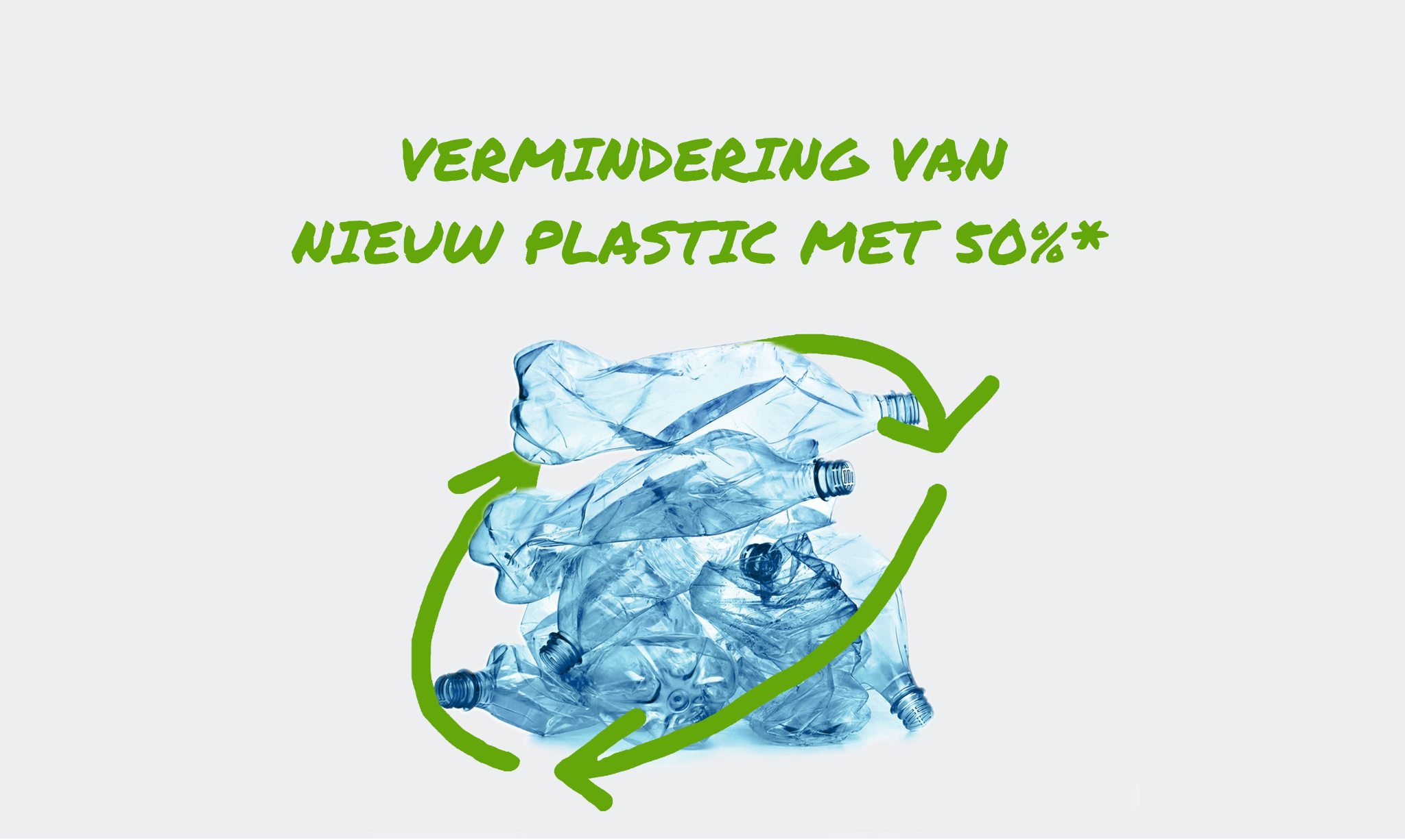 Een stapel afgedankte plastic flessen omringd door een gestileerd recyclingsymbool