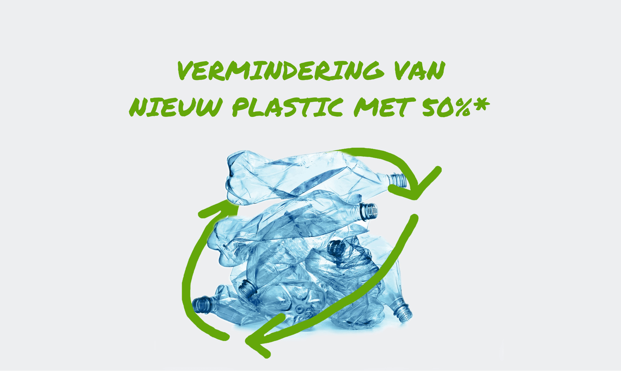 Een stapel afgedankte plastic flessen omringd door een gestileerd recyclingsymbool