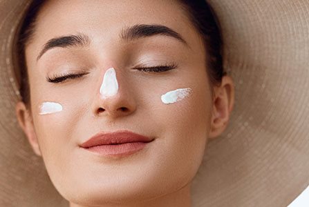 Mulher com protetor solar