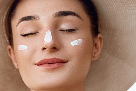 Mulher com protetor solar