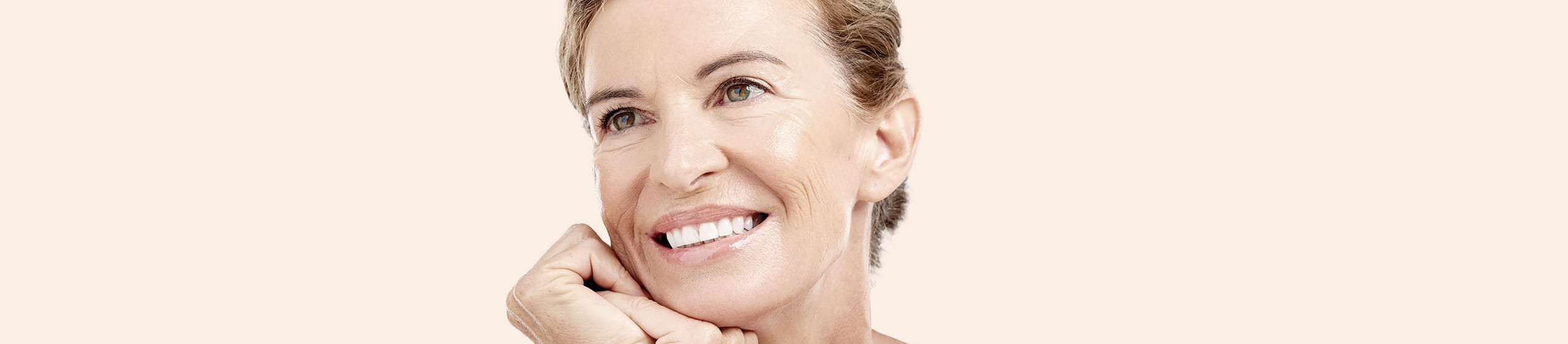 Mulher observando o envelhecimento da pele