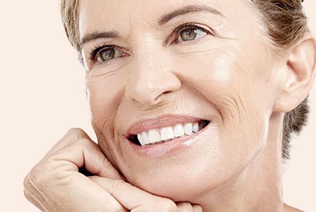 Mulher observando o envelhecimento da pele