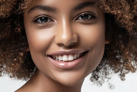 Mulher com pele saudável e melanina equilibrada