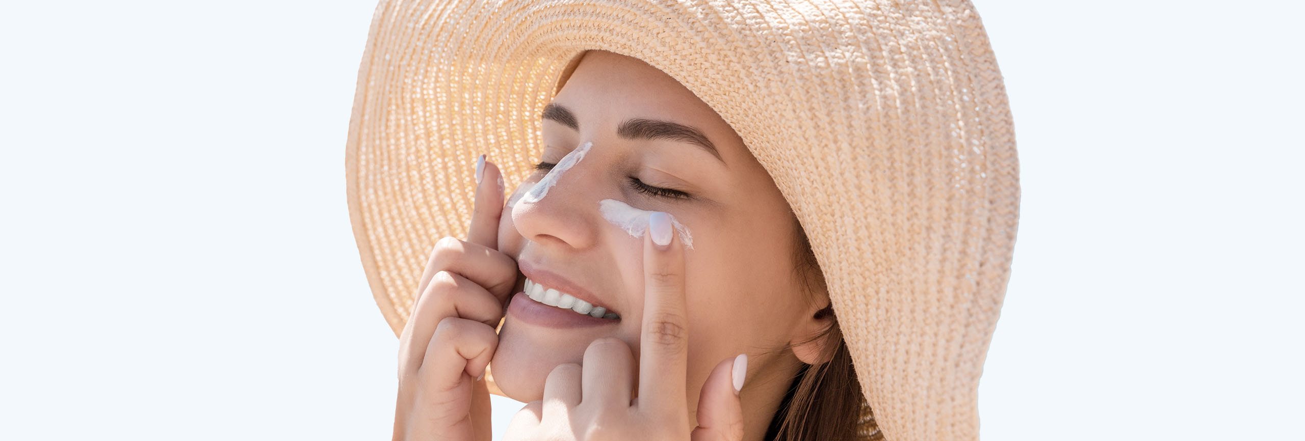 Mulher protegendo sua pele no verão