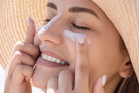 Mulher protegendo sua pele no verão