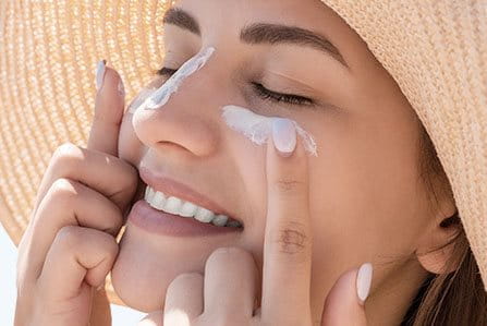 Mulher protegendo sua pele no verão
