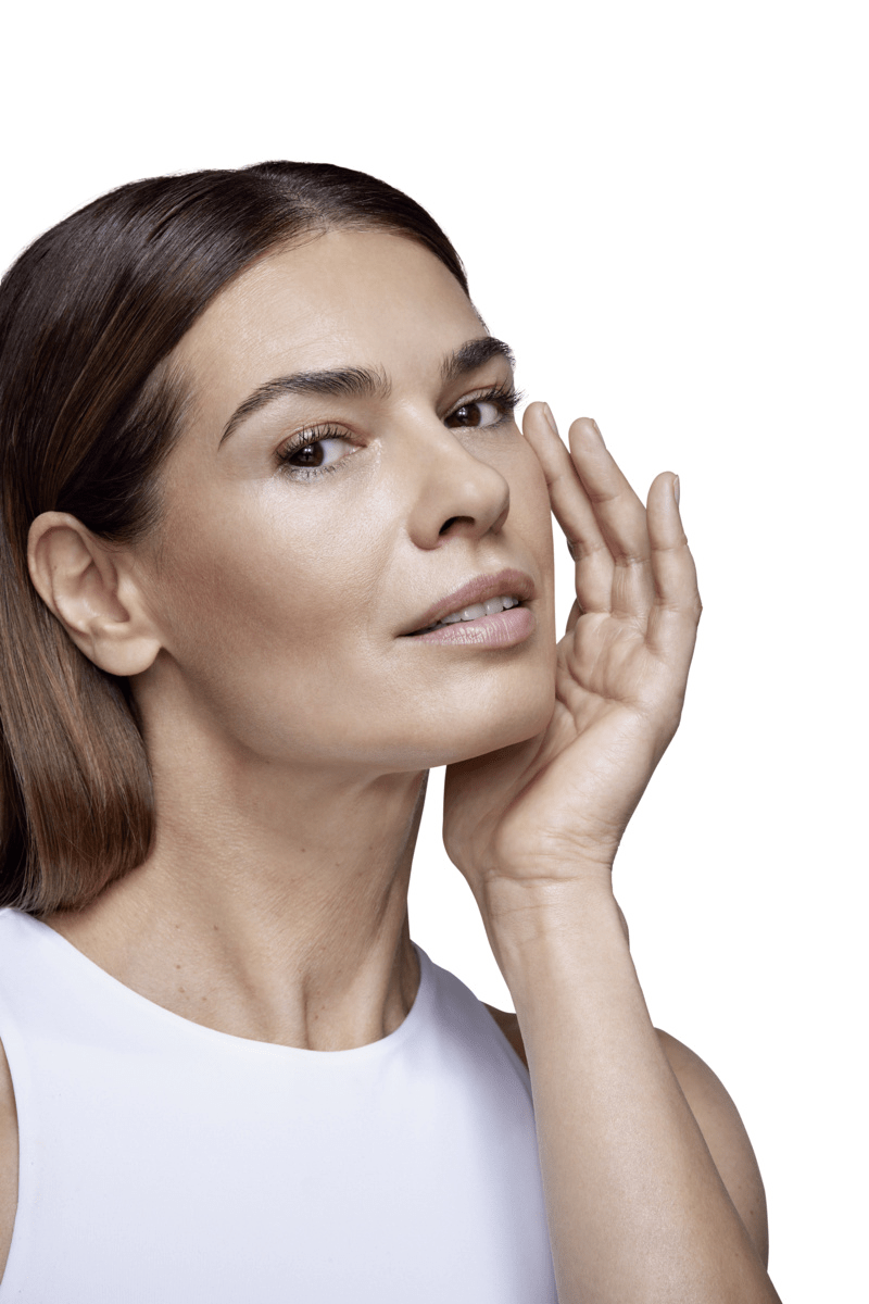 Mujer aplicando producto contorno de ojos