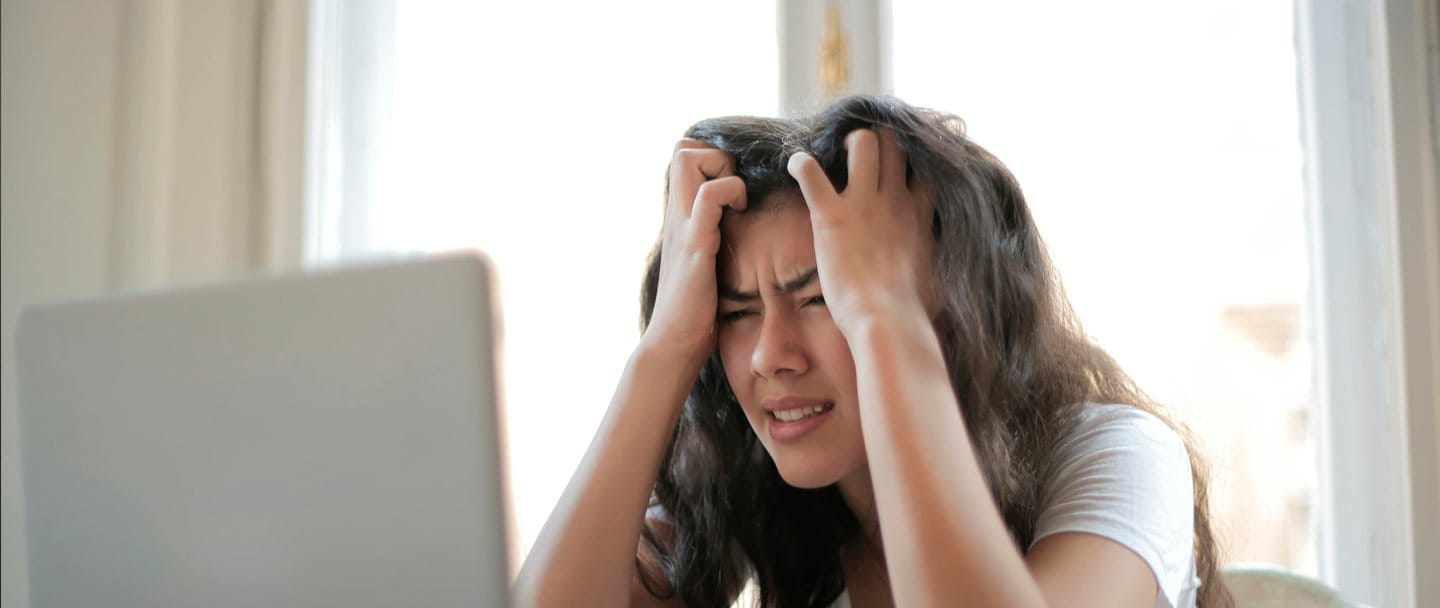 El estrés puede causar o desencadenar los granos y el acné