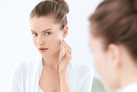 žena čisti lice Eucerin DermoPure proizvodima