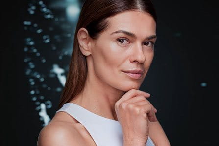 Mujer conociendo la estructura y funciones de su piel