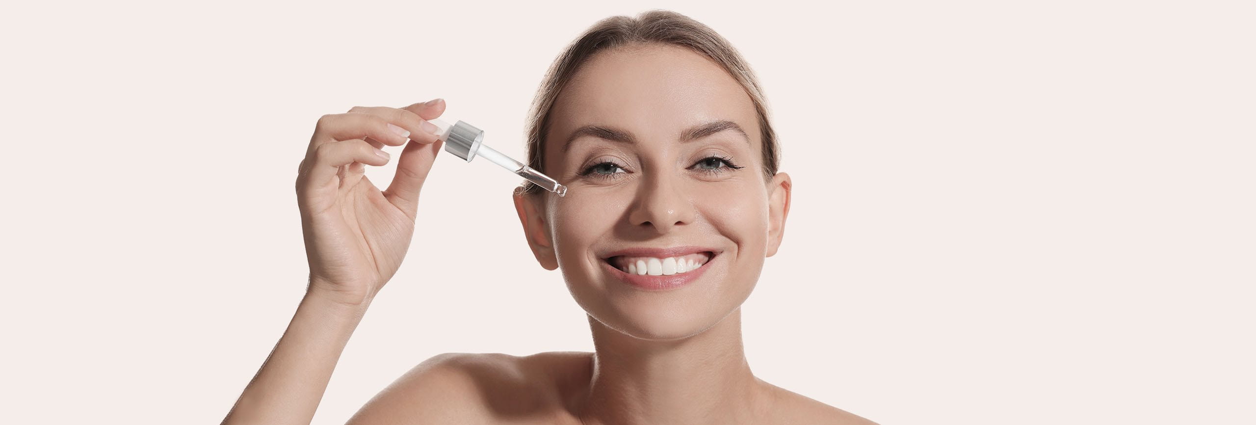 Mujer aplicandose Sérum Facial