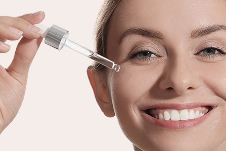 Mujer aplicándose Sérum Facial