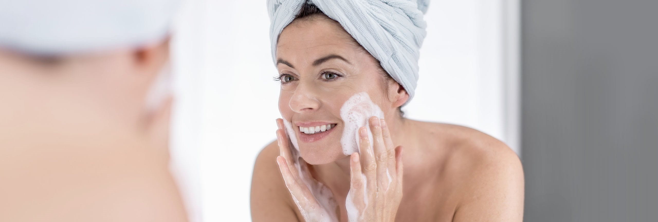 Mujer lavándose la cara