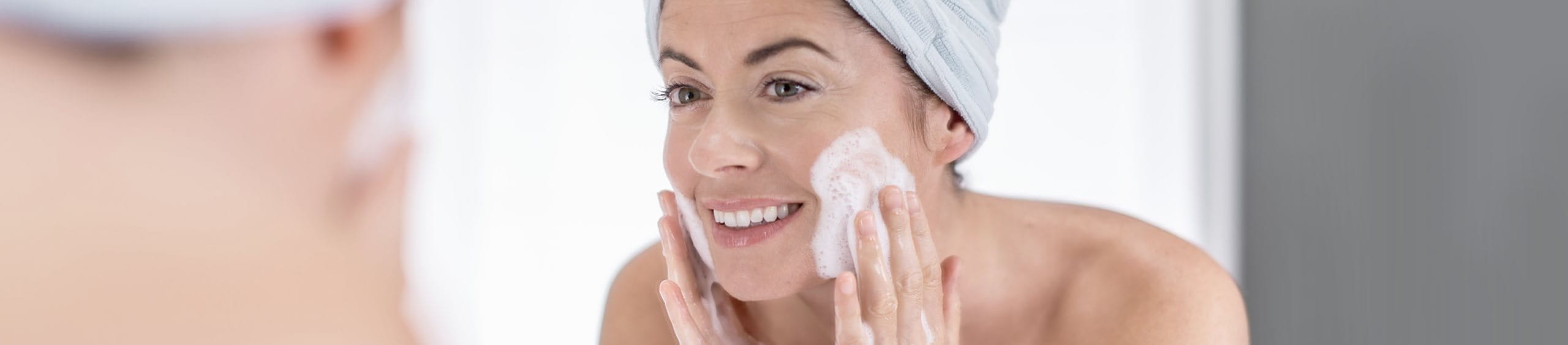 Mujer lavándose la cara