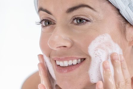 Mujer lavándose la cara