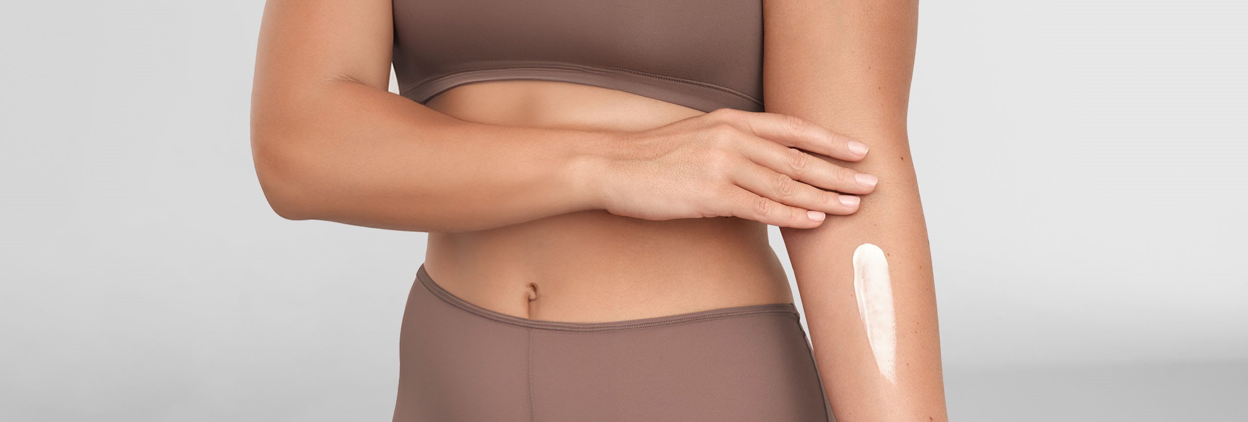 Mujer con xerosis cuidando su piel