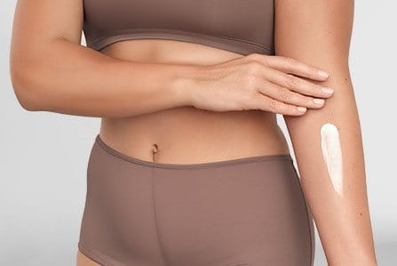 Mujer con xerosis cuidando su piel