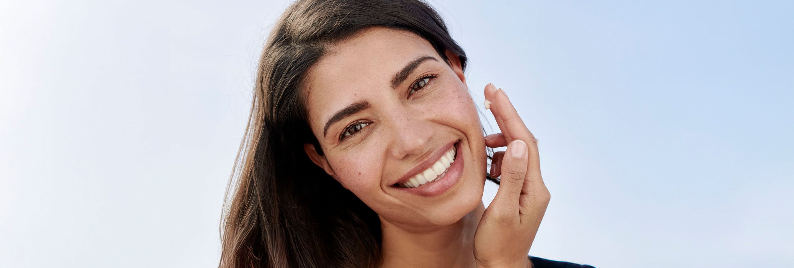 Mujer conociendo la ciencia detrás de la protección solar de Eucerin
