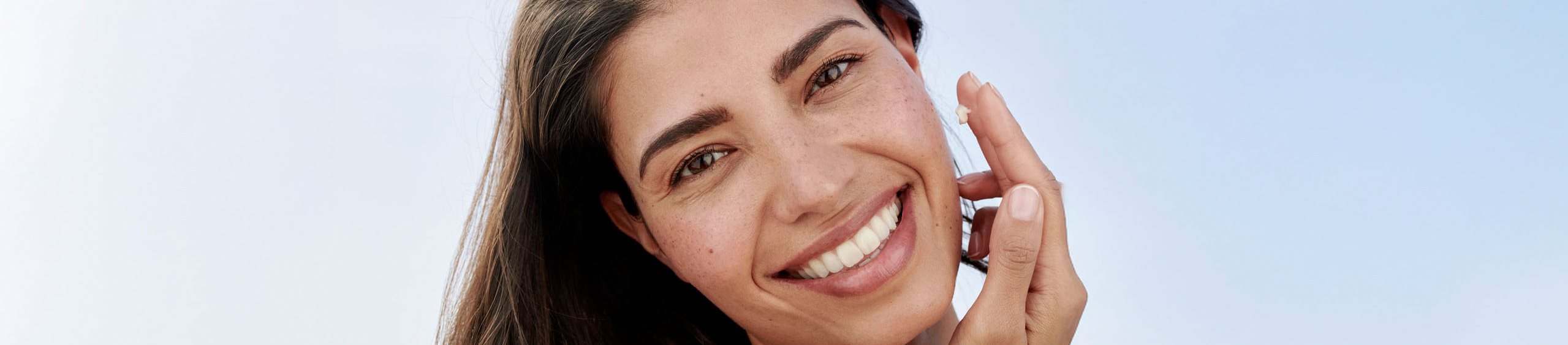 Mujer conociendo la ciencia detrás de la protección solar de Eucerin