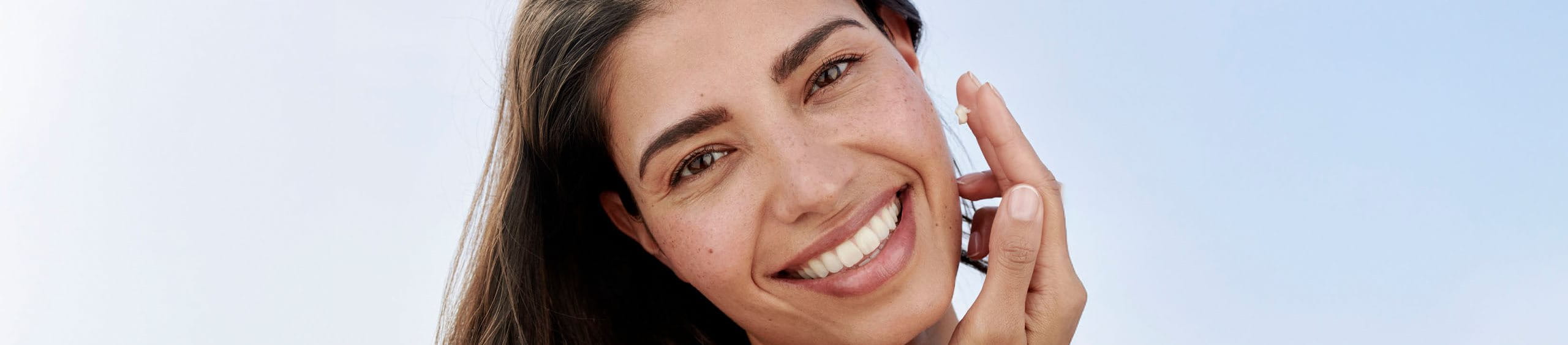 Mujer conociendo la ciencia detrás de la protección solar de Eucerin