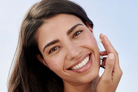 Mujer conociendo la ciencia detrás de la protección solar de Eucerin