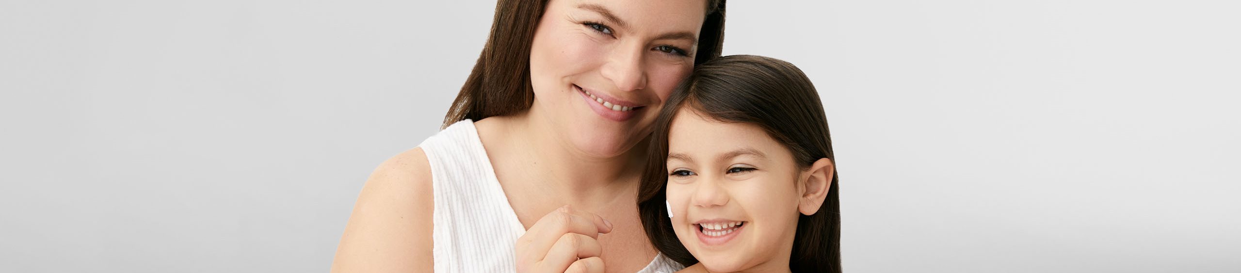 mujer cuidándose de la dermatitis atópica