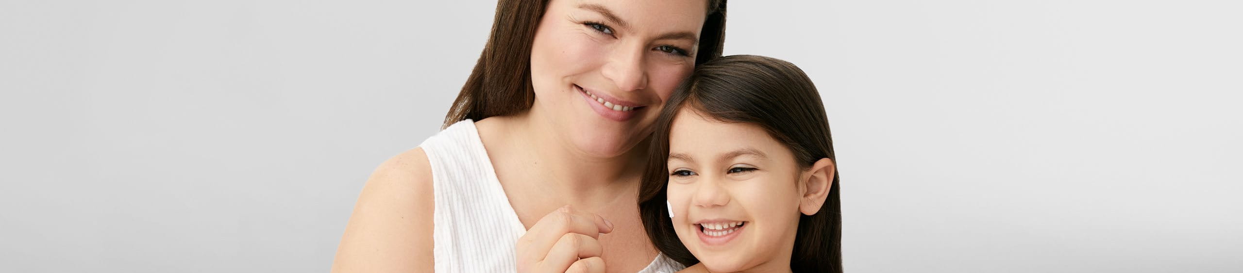 mujer cuidándose de la dermatitis atópica