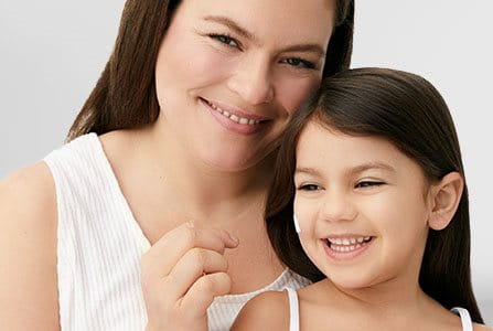 mujer cuidándose de la dermatitis atópica