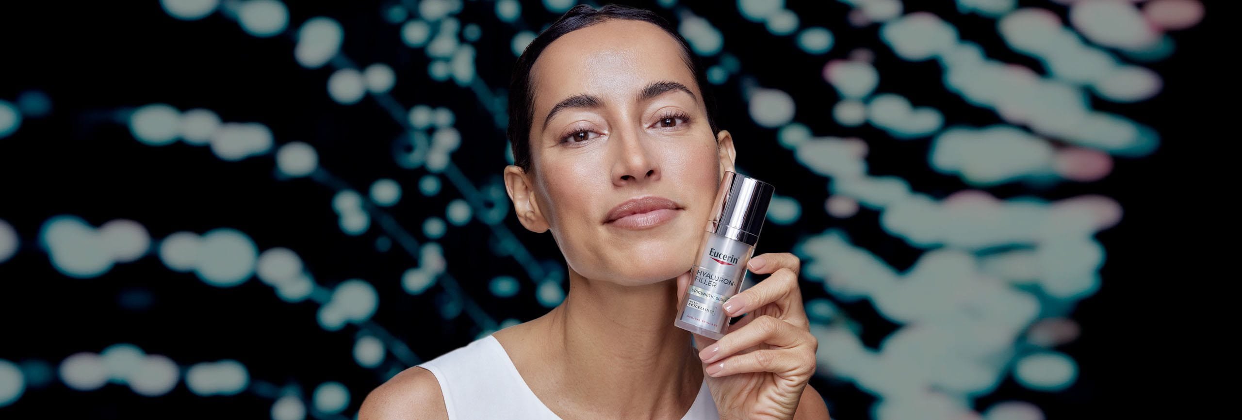 Mujer cuidándose del envejecimiento de la piel