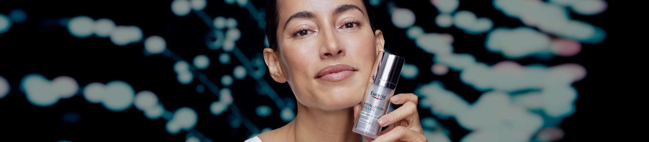 Mujer cuidándose del envejecimiento de la piel