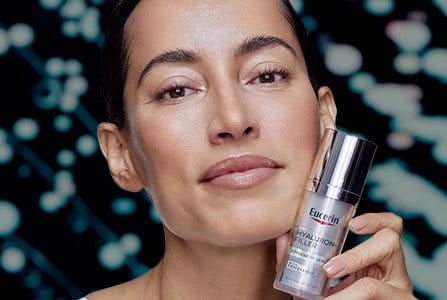 Mujer cuidándose del envejecimiento de la piel