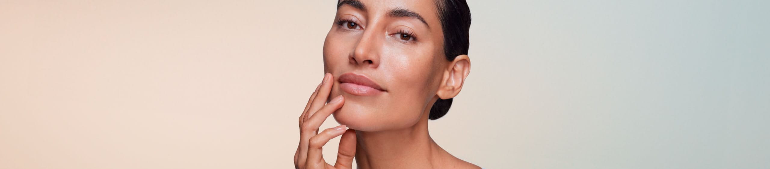 Mujer que previene el envejecimiento de la piel