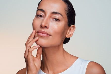 Mujer que previene el envejecimiento de la piel