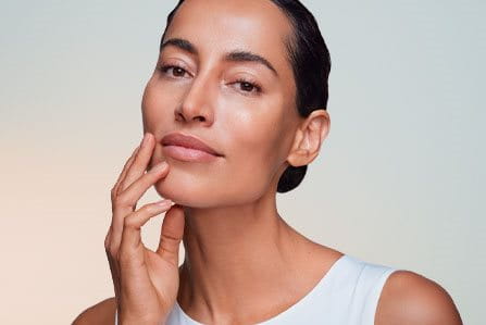 Mujer que previene el envejecimiento de la piel